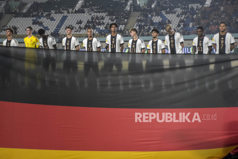 Pemain Timnas Jerman menyanyikan lagu kebangsaan sebelum pertandingan babak penyisihan Grup F Piala Dunia U-17 2023 di Indonesia.