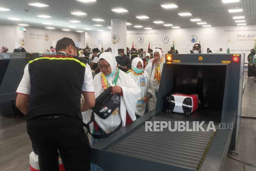 Rombongan jamaah haji Indonesia kloter 1 Jakarta-Pondok Gede (JKG) telah tiba di Madinah, Arab Saudi melalui Bandara Amir Mohammad bin Abdul Aziz, Rabu (24/5/2023). Jamaah yang tiba berjumlah 393 orang, di mana 181orang diantaranya merupakan jamaah lansia. Menhub Pastikan Layanan Penerbangan Haji 2023 Berjalan Lancar