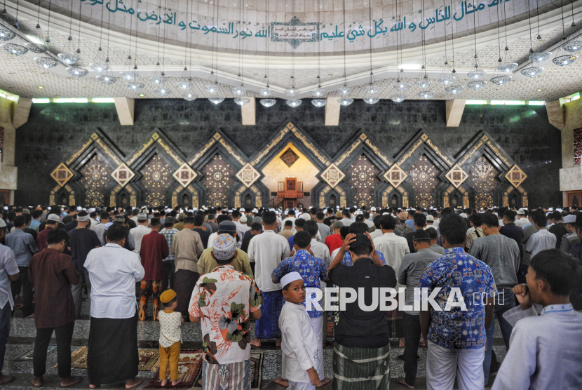 Umat muslim menunaikan ibadah shalat Jumat (ilustrasi)