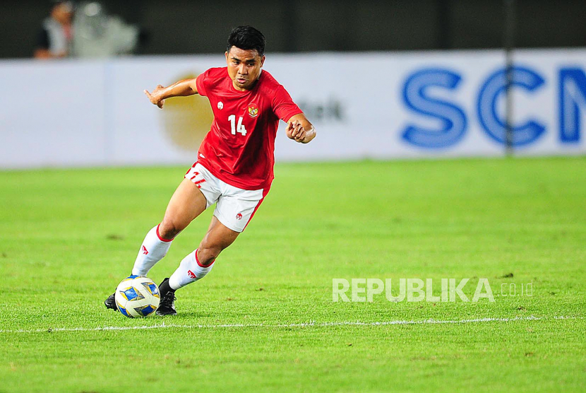 Bek Timnas Indonesia Asnawi Mangkualam mengontrol bola pada laga ujicoba melawan Timnas Bangladesh di Stadion Jalak Harupat, Rabu (1/6/2022).