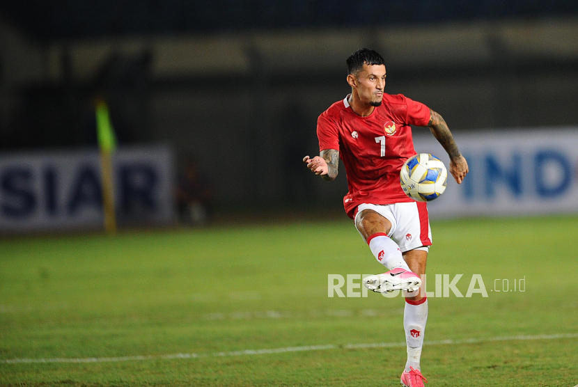 Striker Timnas Indonesia Stefano Lilipaly mengontrol bola pada laga ujicoba melawan Timnas Bangladesh di Stadion Jalak Harupat, Rabu (1/6/2022).