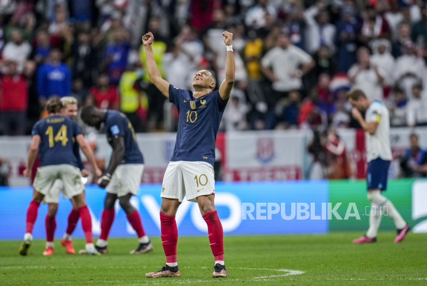 Kylian Mbappe dari Prancis merayakan kemenangan timnya atas Inggris pada akhir pertandingan sepak bola perempat final Piala Dunia antara Inggris dan Prancis, di Stadion Al Bayt di Al Khor, Qatar, Ahad, 11 Desember 2022.