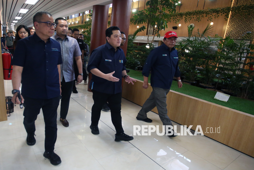 Menteri Badan Usaha Milik Negara (BUMN) Erick Thohir (kedua kanan) mendengarkan penjelasan dari Direktur Utama Angkasa Pura Indonesia (API) Faik Fahmi (kiri) terkait progres pembangunan Terminal Khusus Umroh di Bandara Soekarno Hatta, Tangerang, Banten, Rabu (1/1/2025). Terminal khusus umroh yang mampu menampung 5.000 jamaah pergi dan datang itu rencananya akan mulai dioperasikan pada akhir Januari 2025. 