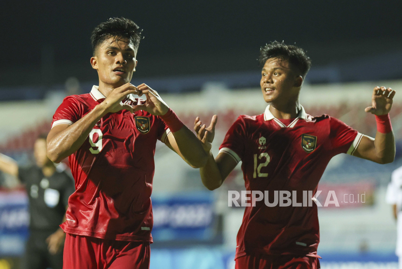 Pesepak bola Timnas U-23 Indonesia Ramadhan Sananta (kiri) berselebrasi usai mencetak gol ke gawang Timnas U-23 Timor Leste saat pertandingan kualifikasi Grup B Piala AFF U-23 2023 di Rayong Provincial Stadium, Thailand, Ahad (20/8/2023). Timnas U-23 Indonesia menang dengan skor akhir 1-0. 