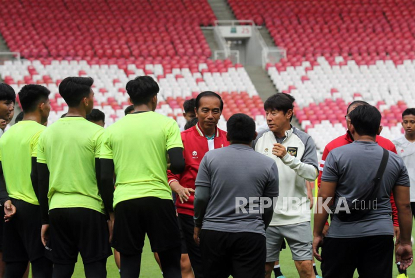  Presiden Joko Widodo (tengah) berbincang dengan tim sepak bola Indonesia U-20 di samping pelatih tim Sin Tae-Young dalam pertemuan mereka menyusul keputusan FIFA untuk mencabut status tuan rumah Indonesia untuk Piala Dunia U-20 2023, di Stadion Gelora Bung Karno di Jakarta, Sabtu (1/4/2023).