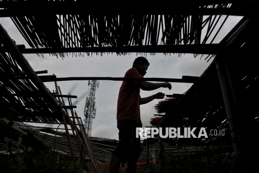 Melihat Lebih Dekat Proses Pembuatan Hio di Tangerang