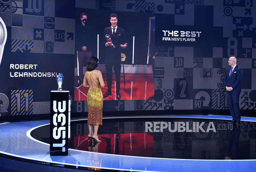 Presiden FIFA Gianni Infantino berbicara dengan pemenang penghargaan Pemain Terbaik FIFA 2021 Robert Lewandowski selama Penghargaan Sepak Bola Terbaik FIFA sebelum Penghargaan Sepak Bola FIFA Terbaik 2021 di Zurich, Swiss, 17 Januari 2022.