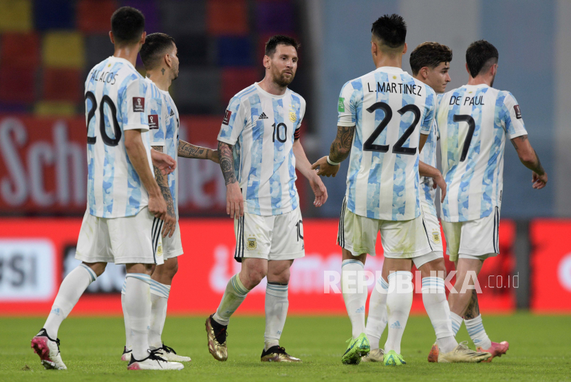 Lionel Messi (tengah) dari Argentina menyapa rekan satu timnya usai pertandingan.