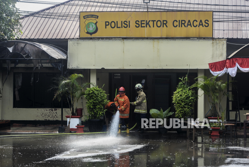 Suasana pasca penyerangan di Polsek Ciracas, Jakarta, Sabtu, (29/8). Polsek Ciracas dikabarkan diserang oleh sejumlah orang tak dikenal pada Sabtu (29/8) dini hari. Republika/Putra M. Akbar