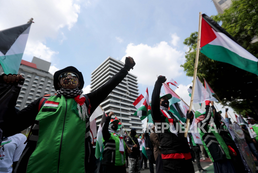 Orang-orang meneriakkan slogan saat unjuk rasa di Jakarta, Jumat (28/5). Ratusan buruh Indonesia menggelar aksi solidaritas dengan warga Palestina di luar beberapa tempat, termasuk kantor PBB, dan Kedutaan Besar Prancis dan AS di ibu kota.
