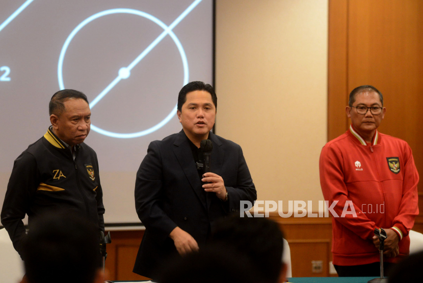 Ketua Umum PSSI Erick Thohir (tengah) memberikan paparan didampingi Wakil Ketua Umum PSSI Zainudin Amali (kiri) dan manajer timnas Indonesia U-22 Sumardji (kanan) menjelang SEA Games 2023 Kamboja. Timnas Indonesia U-22 lolos ke final dan akan berhadapan dengan Thailand.