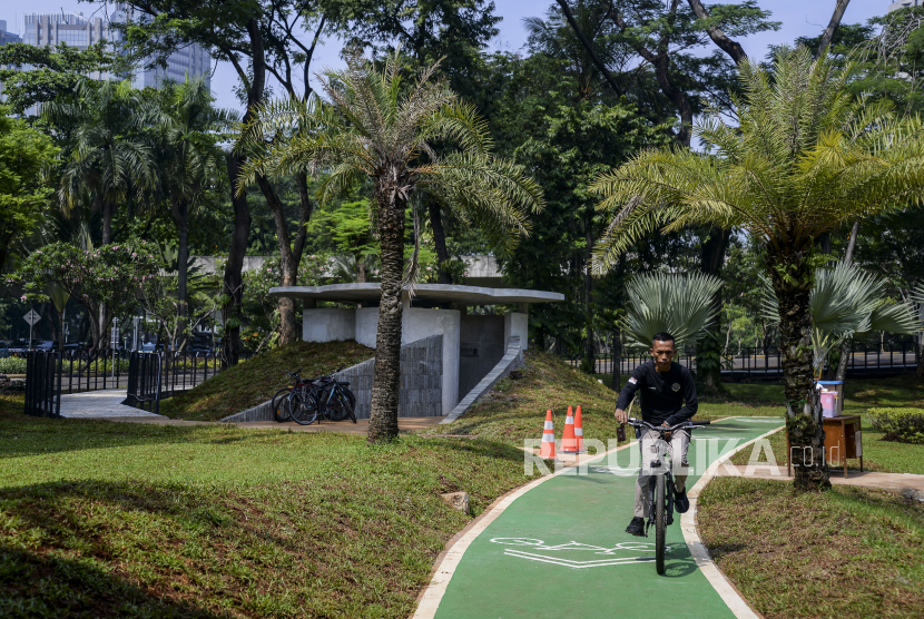 Petugas Dishub DKI menjajal jalur sepeda di kawasan Taman Semanggi, Jakarta selatan, Rabu (12/10/2022). 