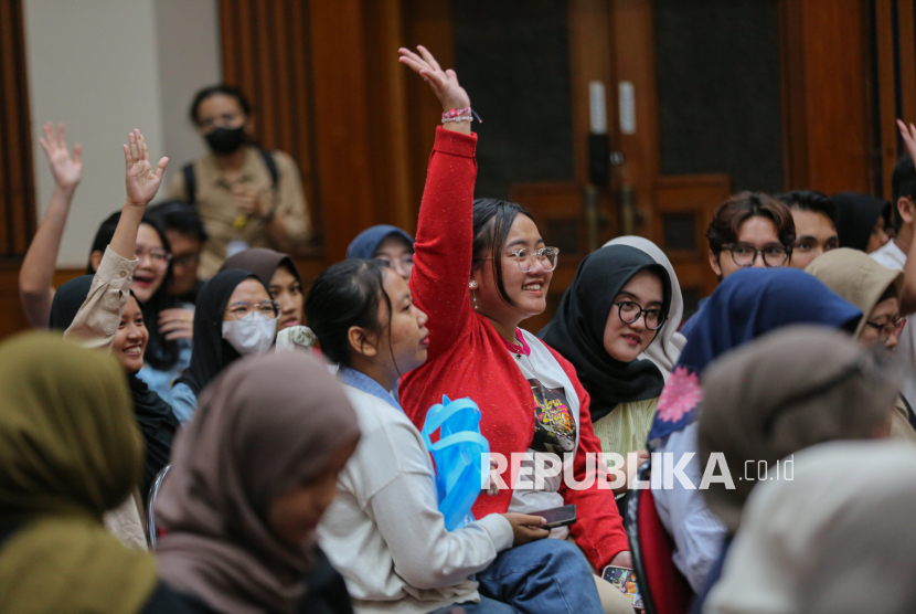 Peserta mengikuti sesi talkshow dalam acara Out Loud, Talkshow and Healing Experiences di Aula FISIP UI, Depok, Jawa Barat, Kamis (26/2/2026). Republika bersama Badan Konseling Mahasiswa  (BKM) FISIP UI menggelar talkhsow terkait mental health dengan tema Grow Through What You Go Through yang diharapkan menjadi sarana edukasi sekaligus ruang aman bagi penyintas untuk berbagi kisah dan pengalaman dalam menghadapi kondisi kesehatan mental.