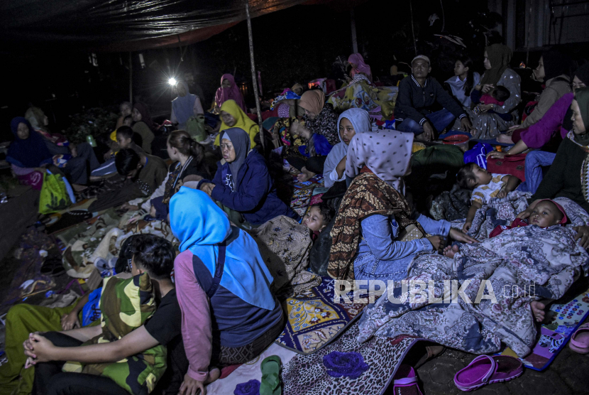 Sejumlah warga mengungsi di halaman rumah warga pasca gempa bumi di Cijedil, Kecamatan Cugenang, Kabupaten Cianjur, Senin (21/11/2022). Berdasarkan data dari Pengendalian Operasi (Pusdalops) Badan Nasional Penanggulangan Bencana (BNPB) hingga pukul 19.34 WIB jumlah korban meninggal dunia akibat gempa bumi mencapai 62 orang. Republika/Abdan Syakura
