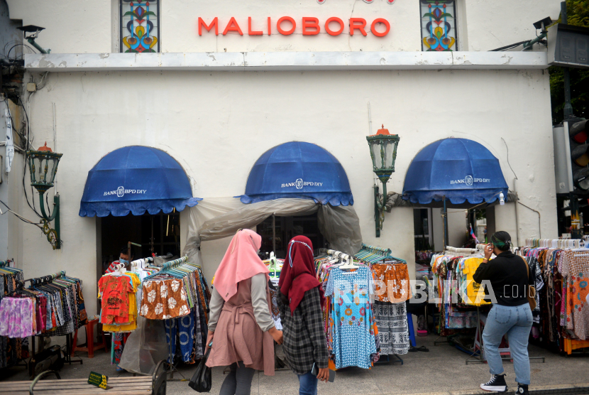 Deretan pedagang kaki lima di Malioboro, Yogyakarta, Selasa (25/1/2022). Gubernur DIY Sultan HB X memastikan  pemindahan pedagang kaki Lima (PKL) Malioboro akan dilakukan pada Rabu (26/1/2022) sebagai permulaan. Menurutnya proses pemindahan itu akan berlangsung antara dua hingga tiga pekan ke depan.
