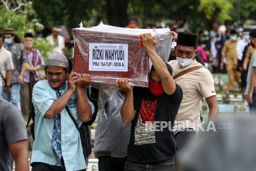 Keluarga dan kerabat mengusung peti jenazah Rizky Wahyudi untuk dimakamkan di pemakaman Jalan Muntok, Kota Pangkalpinang, Bangka Belitung, Selasa (19/1/2021). Rizky Wahyudi dan Rosi Wahyuni merupakan korban Pesawat Sriwijaya Air SJ-182 rute Jakarta-Pontianak yang berhasil diidentifikasi oleh Tim Disaster Victim Identification (DVI) Polri dan diserahkan kepada keluarga untuk dimakamkan. 