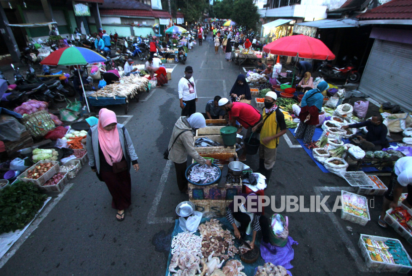 Aktivitas jual beli di Pasar Pagi Bauntung Banjarbaru, Kalimantan Selatan, Ahad (10/5/2020). Pemerintah Kota Banjarbaru menata para pedagang pasar pagi tersebut dengan menerapkan 