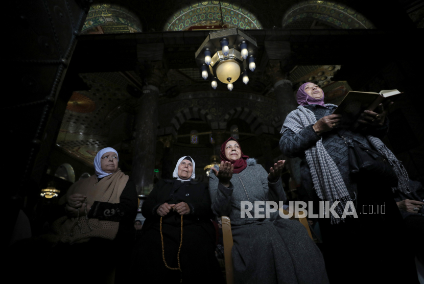 Muslimah berdoa saat sholat Jumat awal Ramadhan di Masjid Al-Aqsa, Yerusalem, Jumat (15/3/2024).