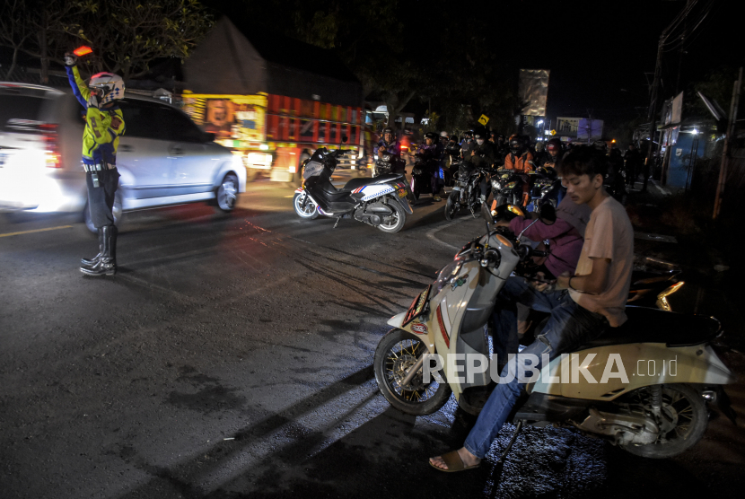 Pengendara menunggu giliran untuk melintas saat pemberlakuan sistem satu arah (one way) di Limbangan, Kabupaten Garut, Jumat (29/4/2022) malam. 