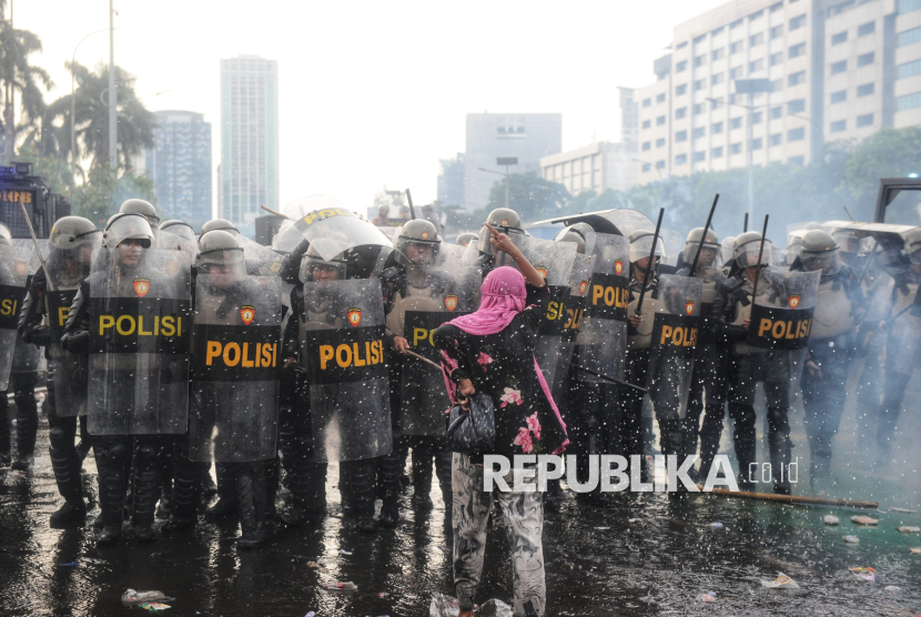 Pengunjuk rasa menantang anggota kepolisian saat aksi di depan Kompleks Parlemen, Senayan, Jakarta, Kamis (28/8/2025).