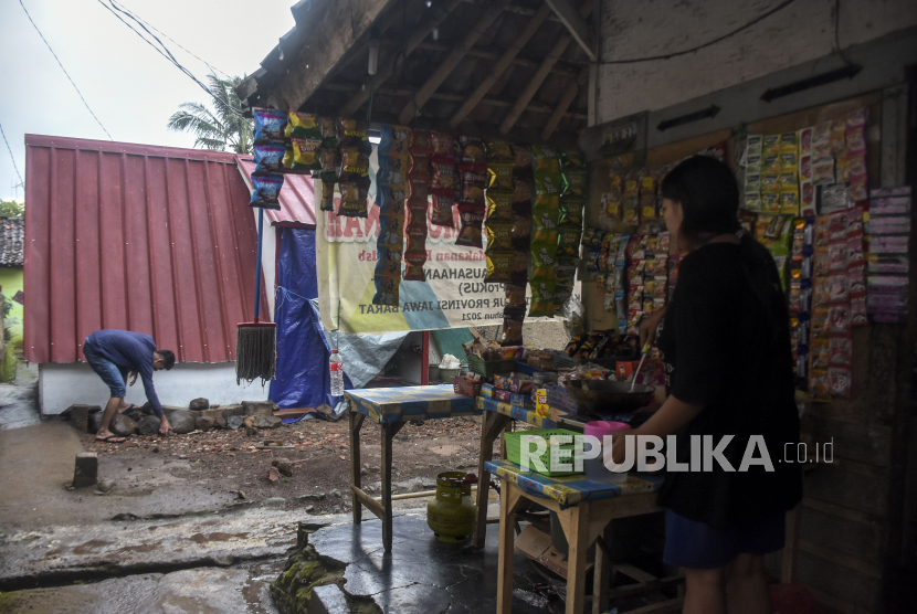 Warga beraktivitas di depan tempat darurat untuk hunian di Kampung Surupan, Desa Sukawangi, Kecamatan Warungkondang, Kabupaten Cianjur. BNPB: Puing 2.722 Bangunan di Cianjur.