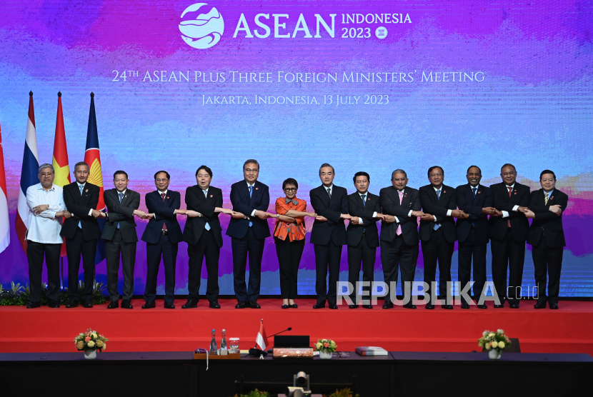 (kiri ke kanan) Menlu Filipina Enrique Manalo, Menlu Singapura Vivian Balakrishnan, SOM Leader Thailand Sarun Charoensuwan, Menlu Vietnam Bui Thanh Son, Menlu Jepang Hayashi Yoshimasa, Menlu Korea Selatan Park Jin, Menlu Retno Marsudi, Diplomat Senior China Wang Yi, Menlu Laos Saleumxay Kommasith, Menlu Brunei Darussalam Erywan Pehin Yusof,  Menlu Kamboja Prak Sokhonn, Menlu Malaysia Zambry Abdul Kadir, Menlu Timor Leste Bendito dos Santos Freitas, dan Sekjen ASEAN Kao Kim Hourn berfoto bersama dalam Pertemuan Ke-24 Menteri Luar Negeri ASEAN Plus Tiga (APT FMM) di Jakarta, Kamis (13/7/2023). ANTARA FOTO/Aditya Pradana Putra/nz