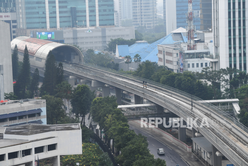 Suasana proyek pembangunan LRT di Jakarta, Rabu (18/8/2021). Pemerintah mengalokasikan anggaran infrastruktur sebesar Rp384,8 triliun dalam Rancangan Anggaran Pendapatan dan Belanja Negara (APBN) 2022. 