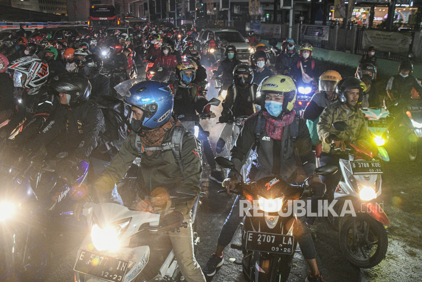 Pemudik bersepeda motor terjebak kemacetan saat pengalihan arus lalu lintas di Jalan Ahmad Yani, Kamis, Bekasi, Jawa Barat.