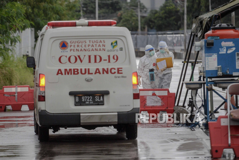 Petugas medis melakukan pendataan saat mengantarkan pasien covid-19 ke Rumah Sakit Darurat Covid-19 Wisma Atlet, Jakarta, Sabtu (9/1). 