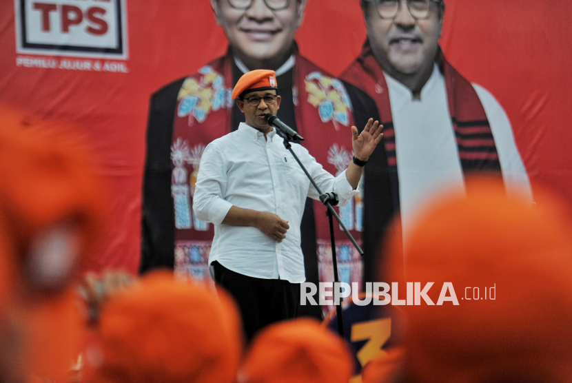 Anies Baswedan menyampaikan sambutan saat Apel Siaga dan Rapat Akbar Warga Kawal TPS di Lapangan Blok S, Jakarta, Kamis (21/11/2024).