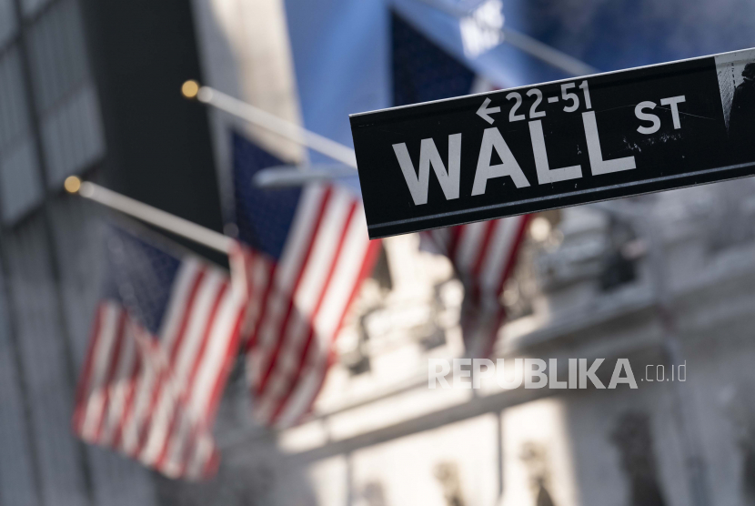 Dalam file foto 8 Juli 2021 ini, sebuah papan nama Wall Street digantung di depan New York Stock Exchange (NYSE). Otoirtas NYSE menghapus surat utang Rusia dari daftar indeks.