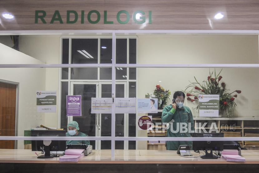 Petugas beraktivitas di RSUD Pasar Minggu, Jakarta Selatan, Sabtu (3/10), yang dijadikan RS rujukan pasien Covid-19.