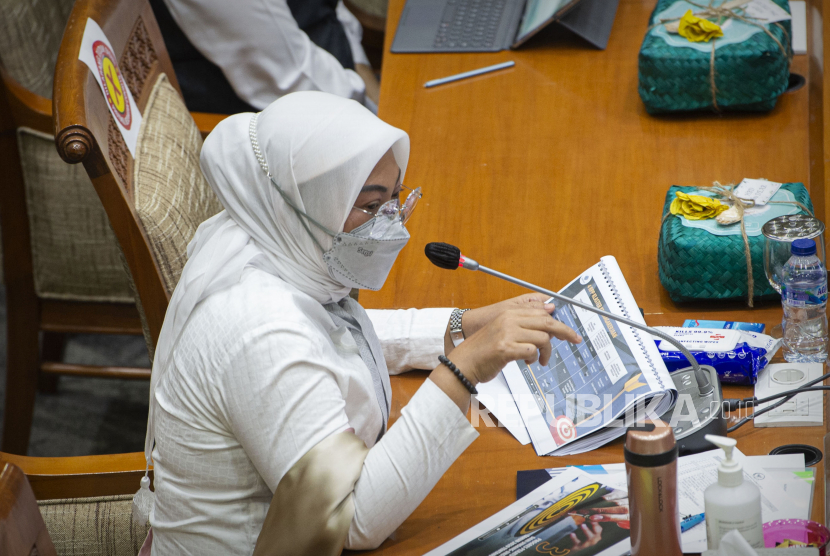 Menteri Tenaga Kerja (Menaker) Ida Fauziyah menyampaikan paparan saat rapat kerja bersama Komisi IX DPR di kompleks Parlemen, Jakarta, Senin (18/1/2021). Agenda rapat tersebut salah satunya membahas tentang perkembangan peraturan turunan Undang-undang Nomor 11 tahun 2020 tentang Cipta Kerja. ANTARA FOTO/Aditya Pradana Putra/rwa.