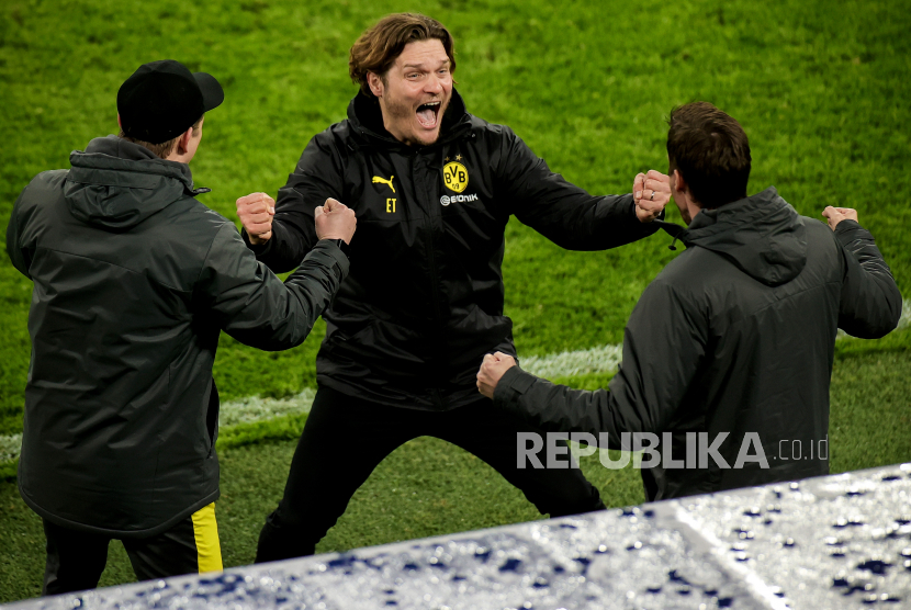 Pelatih kepala Dortmund Edin Terzic (tengah).