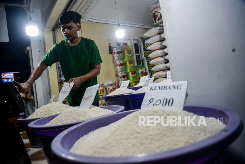 Pedagang menata beras di kawasan Simprug, Jakarta. Pemerintah akan mengimpor beras untuk memenuhi cadangan beras pemerintah.