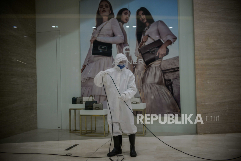 Sejumlah Mal Jakarta Maksimalkan Fasilitas Touchless. Petugas mal menggunakan pakaian pelindung diri saat akan melakukan sterilisasi di Mall Senayan City, Jakarta.
