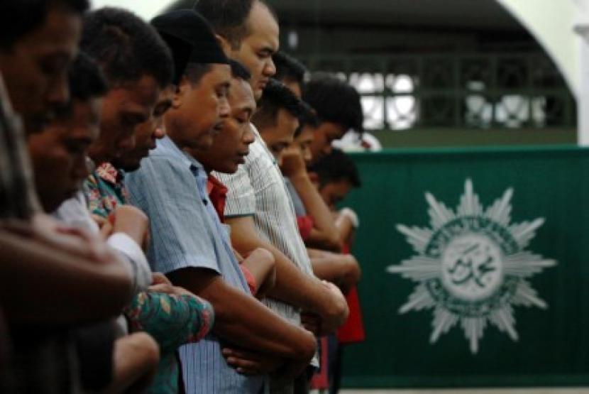 Warga Muhammadiyah menjalankan sholat berjamaah. Orang Muhammadiyah tidak membaca doa Qunut ketika Sholat Subuh.