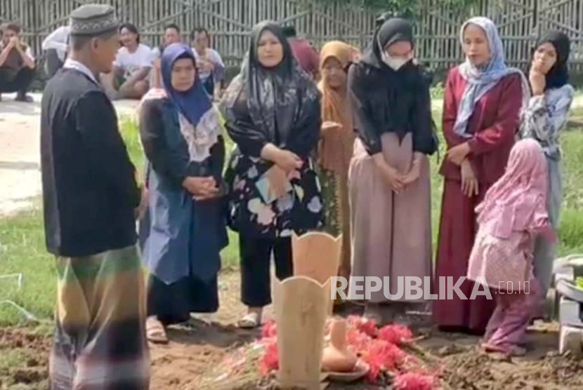 Prosesi pemakaman Putri Nur Fajar (28) di TPU Desa Jangga, Kecamatan Losarang, Kabupaten Indramayu, Selasa (16/1/2024). Putri merupakan salah satu korban tewas dalam kebakaran tempat karaoke New Orange, di Tegal, Jateng, pada Senin (15/1/2024) kemarin. 