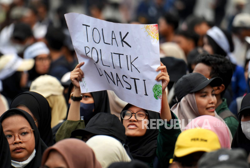 Massa dari Aliansi BEM SI menggelar aksi di kawasan Patung Kuda, Jakarta, Jumat (20/10/2023). Aksi tersebut merupakan respon atas putusan MK yang dinilai dapat melanggengkan praktik KKN dan politik dinasti. 