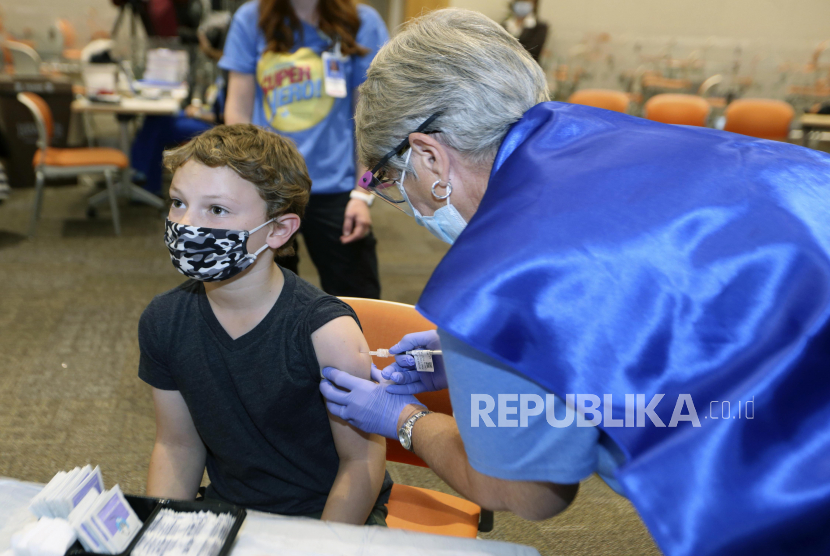 Jackson Stukus (11 tahun) menerima suntikan vaksin Covid-19 di klinik Franklin County, Amerika Serikat.