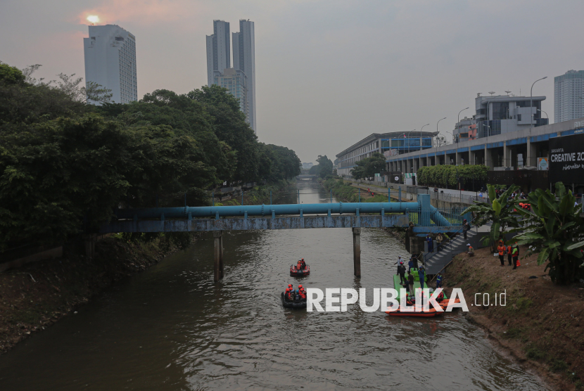 Warga mengikuti kegiatan susur Sungai Ciliwung, di Banjir Kanal Barat BNI City, Jakarta, Selasa (21/10/2025).