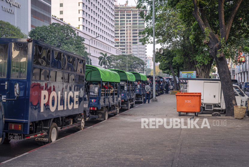 Kendaraan polisi diparkir di Jalan Pagoda Sule di Yangon, Myanmar, Senin, 1 Februari 2021 setelah militer melakukan kudeta dan menahan politisi senior termasuk peraih Nobel dan pemimpin de facto Aung San Suu Kyi.