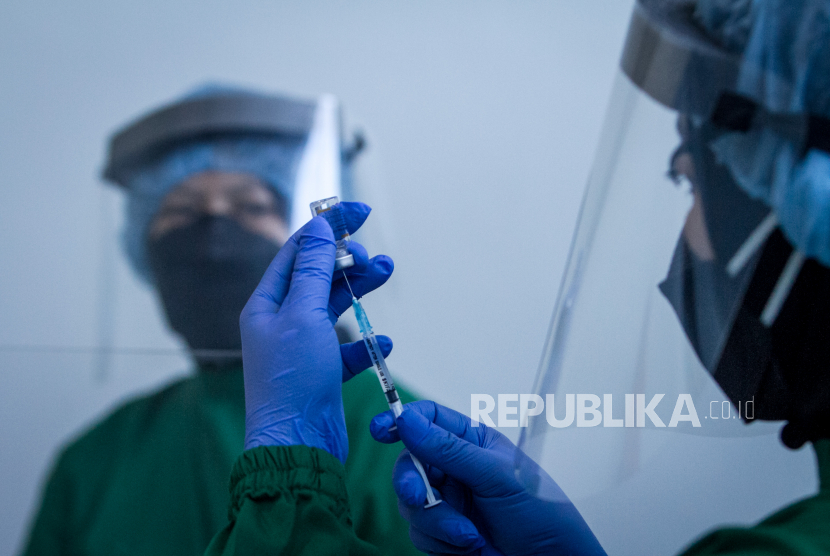 Petugas medis menyiapkan Vaksin Sinovac yang akan disuntikan kepada penerima vaksin saat Vaksinasi COVID-19 tahap pertama di Rumah Sakit Umum Daerah (RSUD) Bung Karno, Solo, Jawa Tengah, Kamis (14/1/2021). Kota Solo menerima 10.620 dosis vaksin Sinovac untuk tenaga kesehatan dan mulai melakukan vaksinasi tahap pertama di 33 fasilitas kesehatan (Faskes) yang terdiri dari 17 Puskesmas, satu Klinik Bhayangkara dan 14 rumah sakit yang tersebar di Kota Solo. 