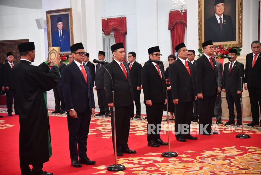 Presiden Jokowi saat melantik menkominfo dan lima wakil menteri lainnya di Istana Negara, Jakarta, Senin (17/7). Sekjen PDIP Hasto bantah reshuffle ini jadi yang terburuk karena pertimbangan matang.