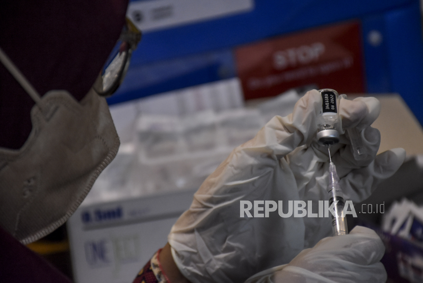 Vaksinator menyiapkan vaksin Covid-19 