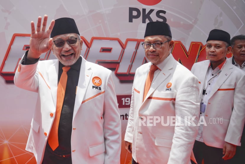 Presiden Partai Keadilan Sejahtera (PKS) Ahmad Syaikhu bersama Wakil Ketua Majelis Syura PKS Ahmad Heryawan menyapa wartawan saat menghadiri Rapimnas PKS 2024 di Kantor DPTP PKS, Jakarta, Kamis (19/9/2024). Adapun agenda Rapimnas tersebut yaitu membahas strategi dalam menghadapi dan memenangkan Pilkada Serentak 2024. Selain itu rapimnas ini merupakan rangkaian acara menuju Rapat Kerja Nasional (Rakernas) yang akan digelar PKS mulai Jumat (20/9/2024).