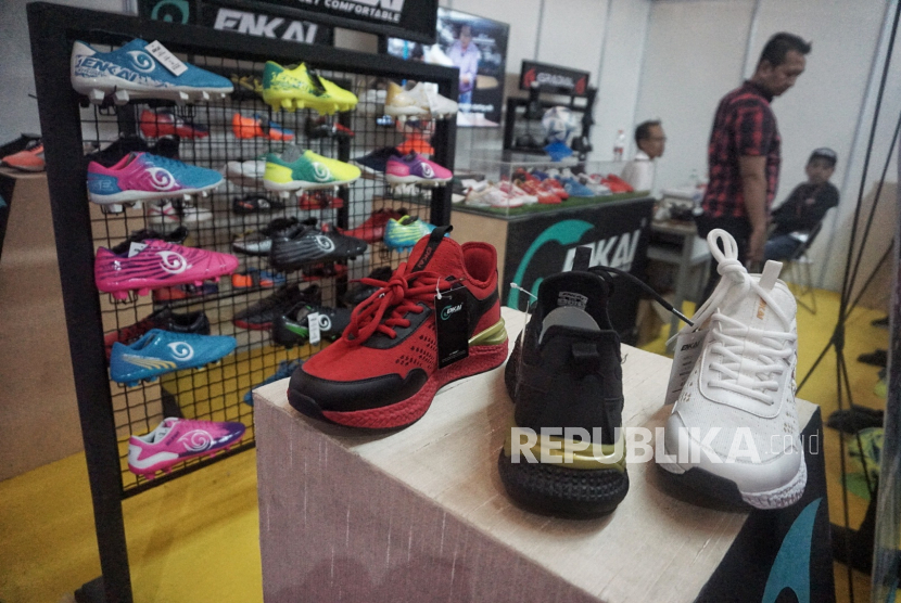 Pengunjung melihat-lihat barang yang dipamerkan dalam Pameran Indo Leather & Footwear Expo 2023 di JlExpo, Kemayoran, Jakarta, Kamis (3/5/2023). 