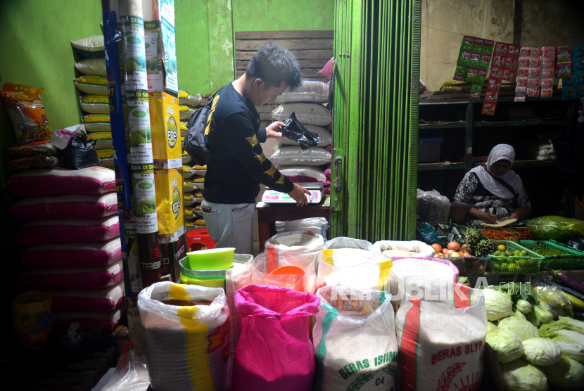Pedagang menimbang beras untuk pembeli di Pasar Kranggan, Yogyakarta.