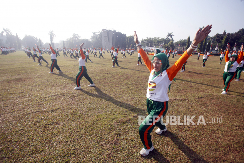Sejumlah anggota Federasi Olahraga Rekreasi Masyarakat Indonesia (FORMI) mengikuti Senam Pancakarsa di Lapangan Tegar Beriman, Cibinong, Kabupaten Bogor, Jawa Barat, Rabu (9/9/2020). Kegiatan tersebut dilakukan serentak secara daring di 40 kecamatan di Kabupaten Bogor dalam rangka menyambut Hari Olahraga Nasional (Haornas) 2020. 