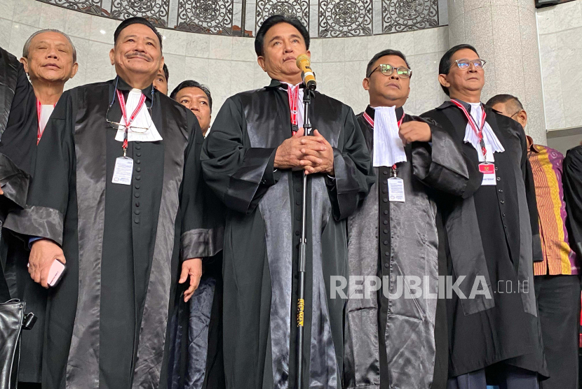 Kuasa hukum Prabowo Subianto-Gibran Rakabuming Raka, Yusril Ihza Mahendra menegaskan tak ada dalam sejarahnya MK memutuskan untuk mengulang pelaksanaan Pemilu, di Gedung MK, Jakarta, Rabu (27/3/2024). 